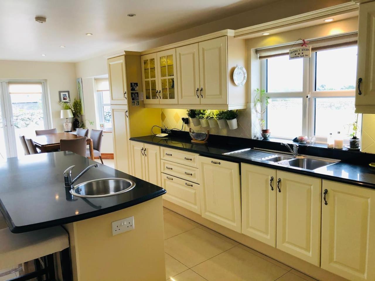 Connemara. 3 Bedroom, 8 Bed, Holiday Home Γκάλγουεϊ Εξωτερικό φωτογραφία